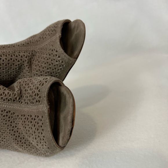 Tahari Size 7 1/2M Suede Taupe Perforated Open Toe Heeled Shoes - Picture 12 of 16